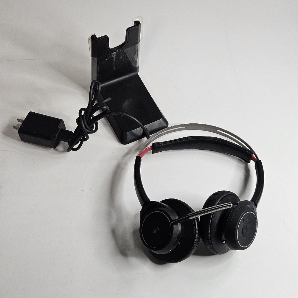 PLANTRONICS Poly Voyager Focus Headset B825 with Charger Base